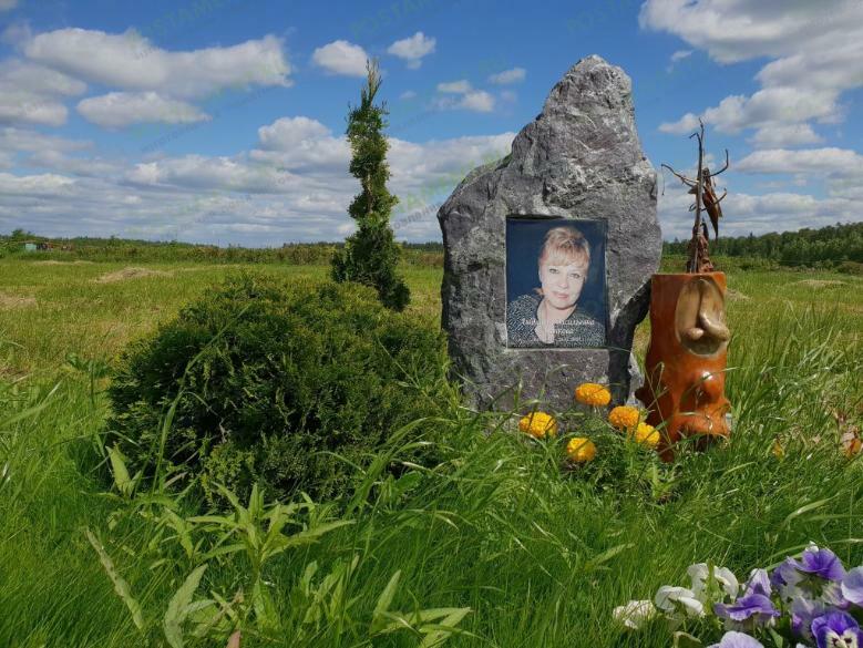 Памятник из Гранатового Амфиболита